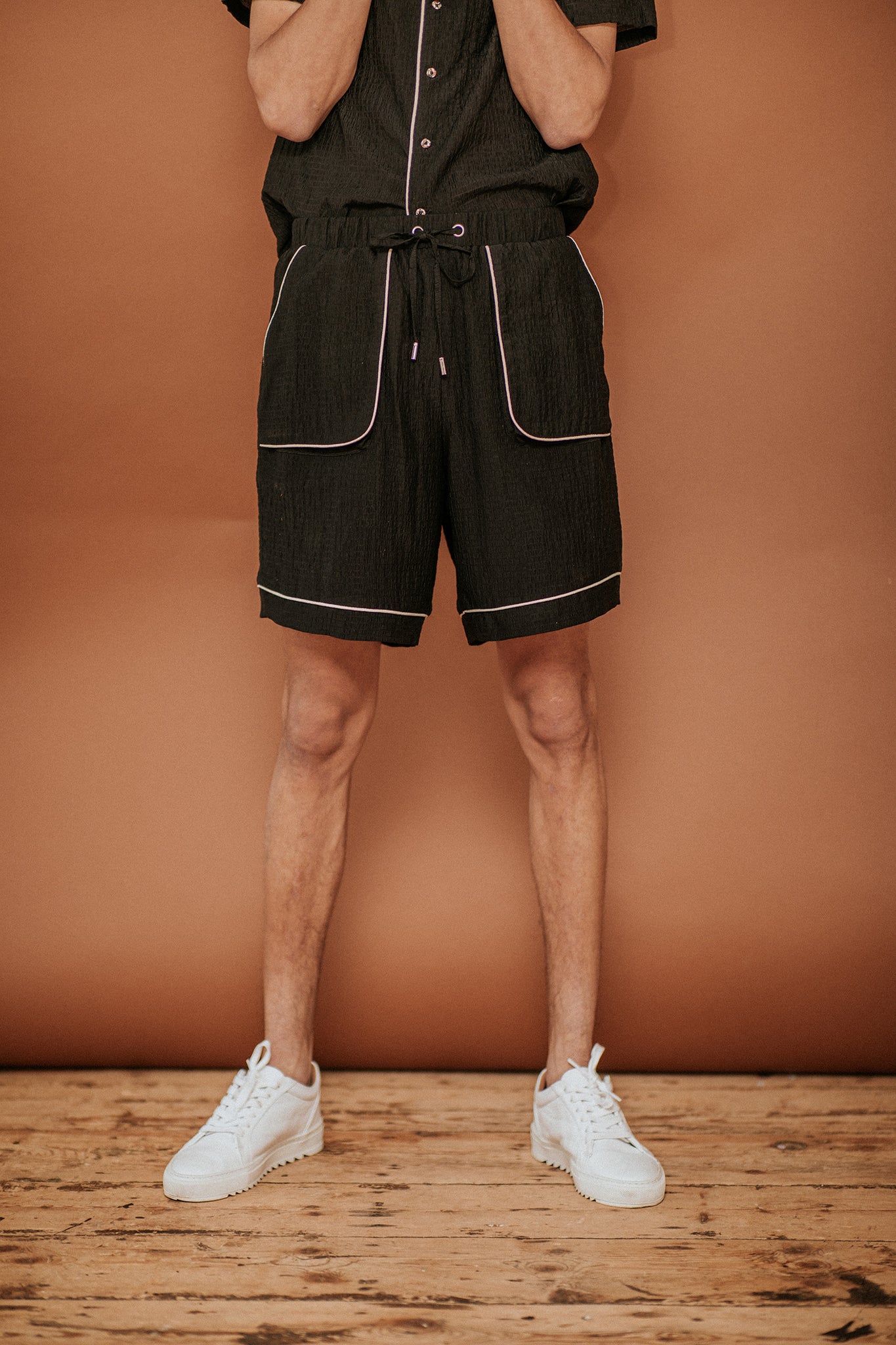 CONTRAST PIPED BASEBALL SHORT