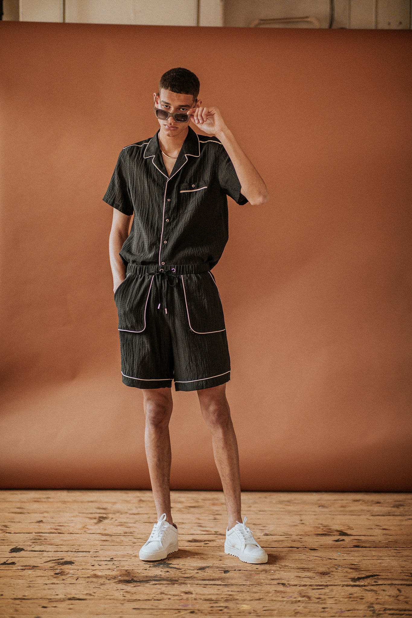 CONTRAST PIPED BASEBALL SHORT